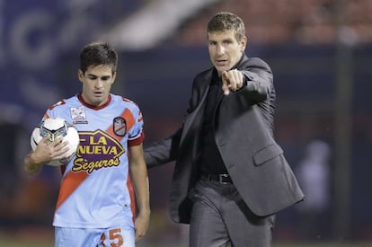 Martín Palermo da instrucciones como entrenador del Arsenal.