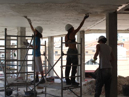 Estudiantes de arquitectura de la UPC trabajando en la rehabilitación del antiguo cuartel de Agramunt