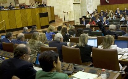 Votación en el pleno del Parlamento andaluz en Sevilla para la reprobación del candidato de CiU a las elecciones, Josep Antoni Duran Lleida.