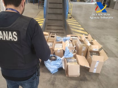 Un oficial de la Administración de Aduanas e Impuestos Especiales de Madrid, durante la inspección de la droga incautada en el aeropuerto de Barajas.