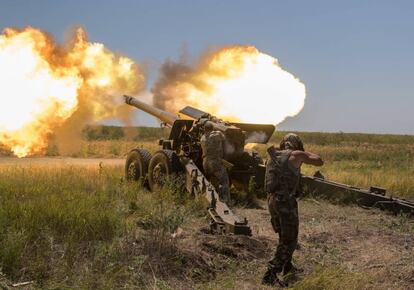 Militares ucranianos disparan un arma remolcada 152 mm 2A36 Giatsint-B (M1976) durante una maniobra de pruebas cerca de Mariupol, Ucrania.
