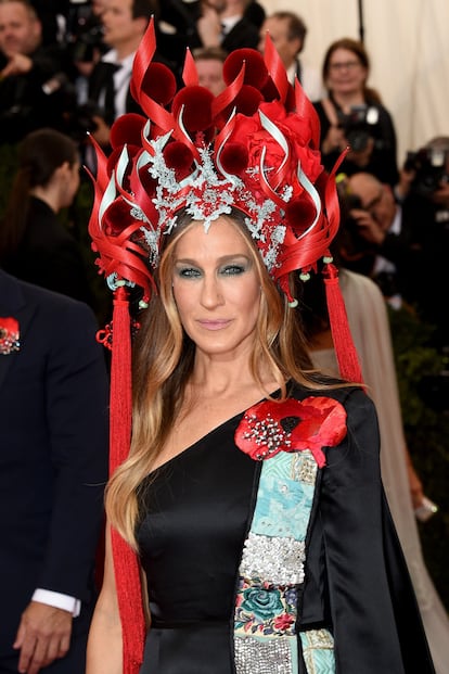 Sarah Jessica Parker, la más original y atrevida de la noche con este tocado de Philip Treacy.