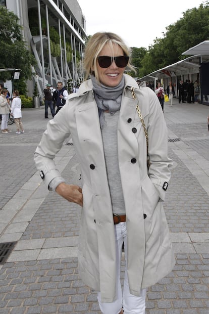 Elle Macpherson opta por un look sencillo para una tarde veraniega, pero fresquita en París. La modelo combina su trench con camiseta básica, foulard y pantalón blanco.