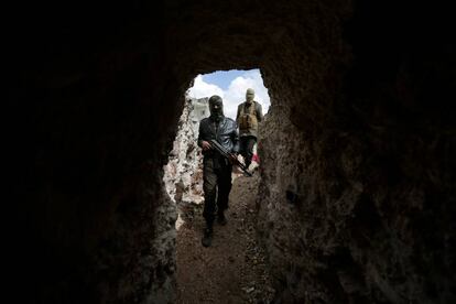 Rebeldes en un t&uacute;nel que perteneci&oacute; al ISIS en Al-Bab, en el norte de Siria, donde hay desplegadas tropas turcas
 