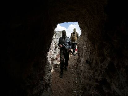 Rebeldes en un t&uacute;nel que perteneci&oacute; al ISIS en Al-Bab, en el norte de Siria, donde hay desplegadas tropas turcas
 