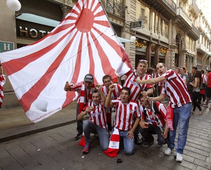 Aficionados del Athletic Club y del Barça en los alrededores de la Plaza de Sant Jaume