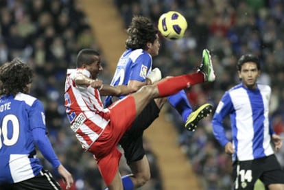 Valdez se anticipa a Assunçao en la disputa por el balón.