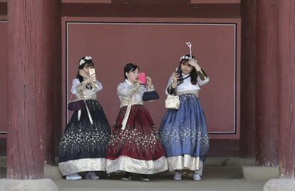 Mujeres surcoreanas vestidas con el tradicional traje 'Hanbok' se fotografían en el Palacio Gyeongbokgung, en Seúl (Corea del Sur).