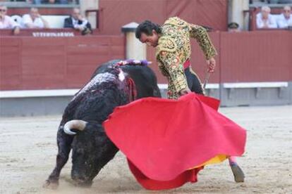 David Luguillano, durante su faena a su primer toro ayer en Las Ventas.