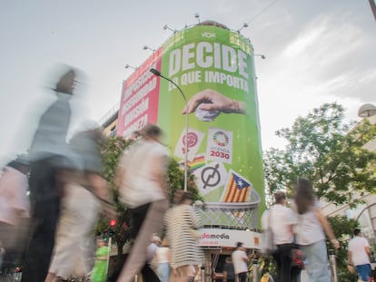 Lona colgada por Vox en la fachada de la Casa de las Bolas, en la confluencia de las calles madrileñas de Goya y Alcalá, en Madrid, el 20 de junio.