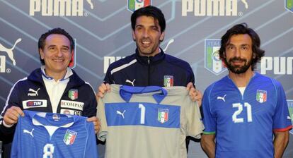 Prandelli, seleccionador, Buffon, portero, y Pirlo, centrocampista, con las nuevas camisetas.