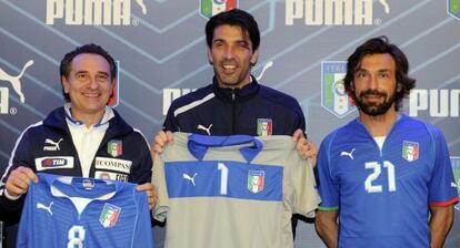 Prandelli, seleccionador, Buffon, portero, y Pirlo, centrocampista, con las nuevas camisetas.