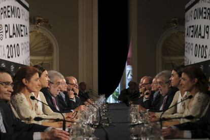 Carles Pujol, Ángeles Caso, Carmen Posadas, José Manuel Lara, Rosa Regàs y Pere Gimferrer, ayer en Barcelona.