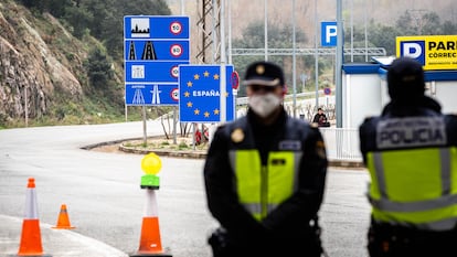 Spanish police at the French border during the coronavirus lockdown.