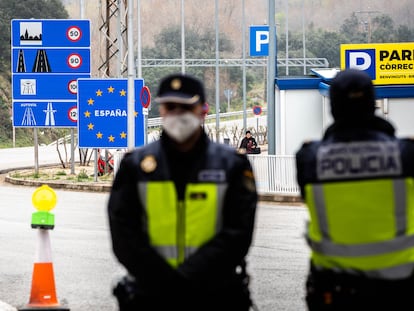 Policías españoles en la frontera con Francia durante los controles por la emergencia a causa del coronavirus, el pasado 17 de marzo.