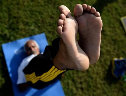 Sesión de yoga en un parque de Kuala Lumpur.