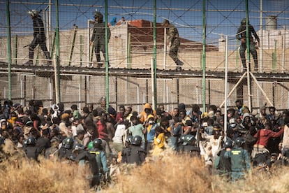 La policía antidisturbios acordona la zona después de que los migrantes llegaran a suelo español y cruzaran las vallas que separan el enclave español de Melilla de Marruecos, en Melilla, España, 24 de junio de 2022.