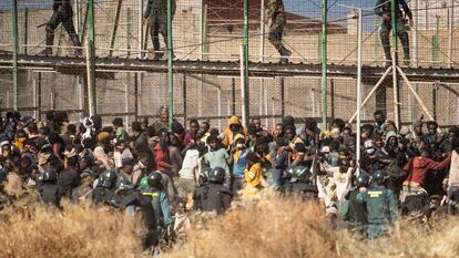 La policía antidisturbios acordona la zona después de que los migrantes llegaran a suelo español y cruzaran las vallas que separan el enclave español de Melilla de Marruecos, en Melilla, España, 24 de junio de 2022.