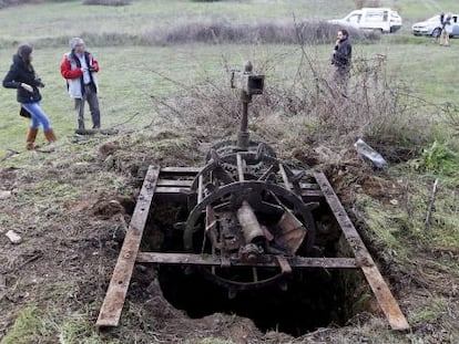 Vista del pozo donde el martes aparecieron los restos que podrían corresponder a a Adolfina Puello y a su hija Argelys, de nueve años.