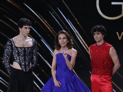 Los presentadores, Javier Ambrossi, Ana Belén y Javier Calvo, al comienzo de la gala.