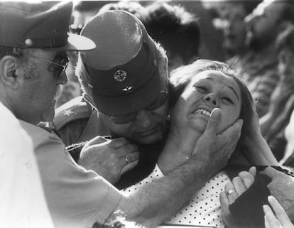 El director general de la Guardia Civil, teniente general José Antonio Sáenz de Santamaría (i), consuela a un familiar de una de las víctimas del atentado de ETA contra Guardia Civil en la plaza de la República Dominicana de Madrid durante el funeral, el 15 de julio de 1986.