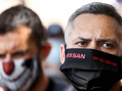 Varias decenas de trabajadores de Nissan se concentran durante la nueva reunión de la dirección de la emrpesa y los sindicatos con la mediación de la Generalitat, este martes.