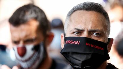 Varias decenas de trabajadores de Nissan se concentran durante la nueva reunión de la dirección de la emrpesa y los sindicatos con la mediación de la Generalitat, este martes.