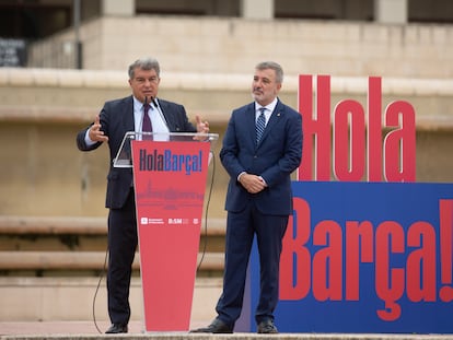 Joan Laporta junto al primer teniente de alcalde del Ayuntamiento de Barcelona, Jaume Collboni, durante la presentación de un acuerdo por el que el Barça jugará en el Estadi Olímpic Lluís Companys en la temporada 2023-2024, como consecuencia de las obras de remodelación del Camp Nou