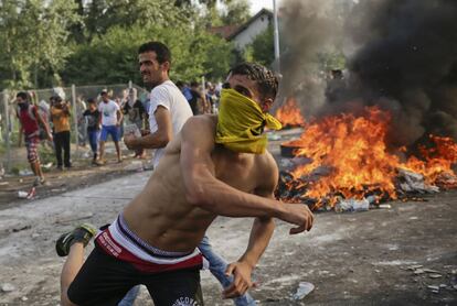 El Gobierno húngaro reprimió el intento de los refugiados de entrar y atravesar el país. En la frontera de Hungría con Serbia se vivieron el 16 de septiembre escenas de gran violencia. La desesperación de los refugiados y la férrea actitud policial de impedir su paso generó el caos, con el uso de piedras y gases lacrimógenos. | <a href=http://internacional.elpais.com/internacional/2015/09/16/actualidad/1442388564_518410.html target=”blank”>IR A LA NOTICIA</a>