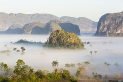 Neblina no vale de Viñales, em Cuba.