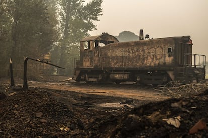 Un vagón quemado por los devastadores incendios en Oregón, el jueves.