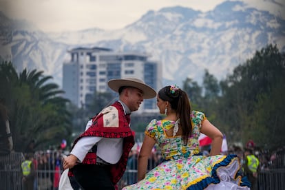 Bailarines interpretan una cueca durante el desfile militar del Día de la Independencia y del Ejército, en Santiago, en septiembre de 2023.