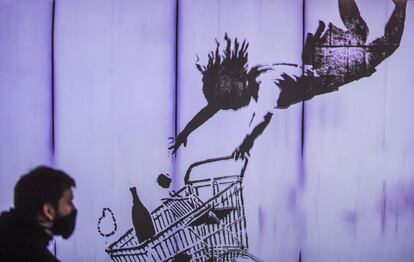 Una de las temáticas de la exposición es la crítica al sistema de consumo que hace Banksy a través de su trabajo.