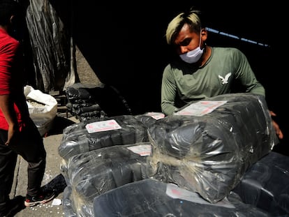 Trabajadores empaquetan bolsas de plástico para su venta en la Ciudad de México.