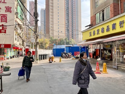 Un callejón en la parte trasera del mercado de mariscos de Huanan, hoy clausurado.