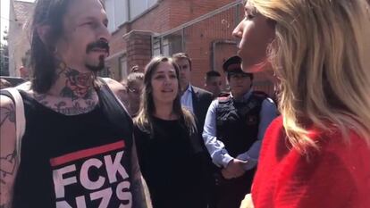 Cayetana Álvarez de Toledo discute con dos personas al visitar un colegio de Montcada i Reixac (Barcelona)