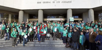 Los profesores, esta mañana ante los Juzgados de plaza Castilla.