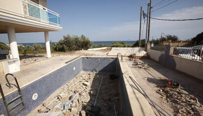 Estado en el que quedó la casa contigua a la vivienda que los terroristas del 17-A usaron en Alcanar para preparar explosivos.