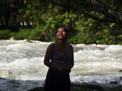 Mayra Pop en el río de la comunidad Se'tzol, Guatemala.