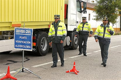 Tres agentes de la Guardia Civil durante un control de alcoholemia montado hoy en Madrid con motivo del dispositivo especial del puente.