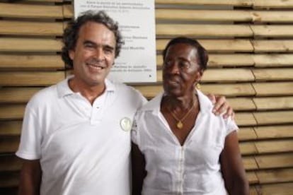 El Gobernador de Antioquia, Sergio Fajardo, junto a la alcaldesa de Vigía del Fuerte, el día de la inauguración del Parque Educativo Saberes Ancestrales.