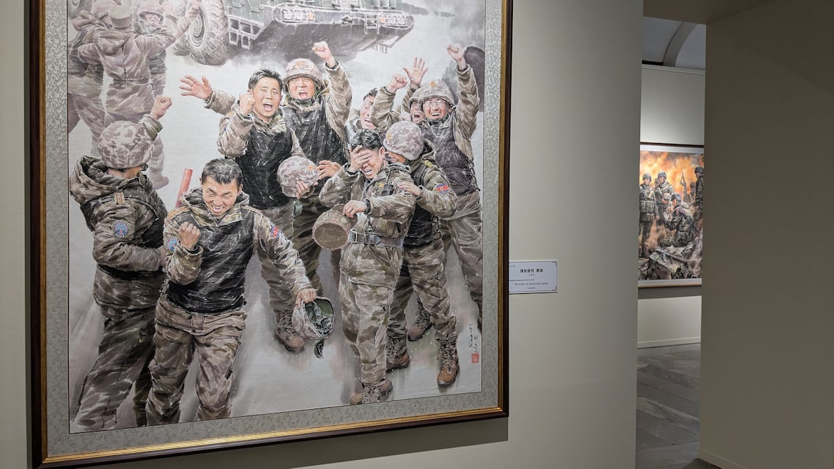 Obreros sonrientes y soldados ilesos: la propaganda de Corea del Norte llega a Moscú