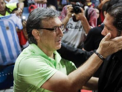 Diego Simeone y Tata Martino, al inicio del partido.