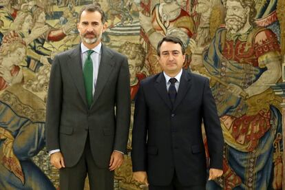 El rey Felipe VI recibe al portavoz del PNV en el Congreso, Aitor Esteban (d), en el Palacio de la Zarzuela, en la primera jornada de la segunda ronda de consultas de la actual legislatura para buscar candidato a la investidura. 