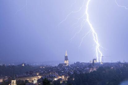 Un rayo cae durante una tormenta eléctrica en la ciudad de Berna (Suiza).