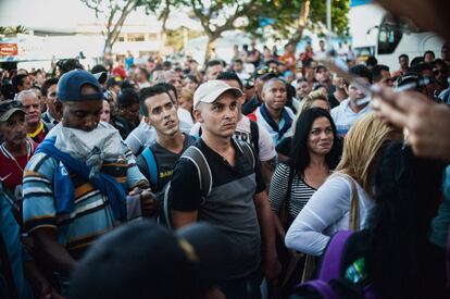 Los primeros inmigrantes cubanos esperan para salir hacia el aeropuerto en La Cruz, Costa Rica.
