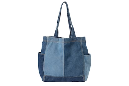 Bolso XL de la coleccin de H&M creada a partir de tejido vaquero reciclado. A la venta online a partir del 9 de septiembre.