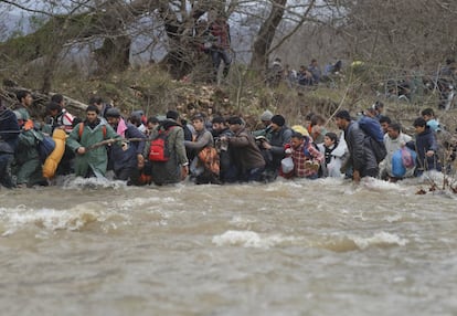 Grecia estima que en estos momentos hay más de 44.000 migrantes y refugiados repartidos entre los distintos centros de acogida del país. Tras el cierre individual de fronteras de los países de la ruta de los Balcanes miles migrantes irregulares y refugiados se encuentran bloqueados en el país heleno.