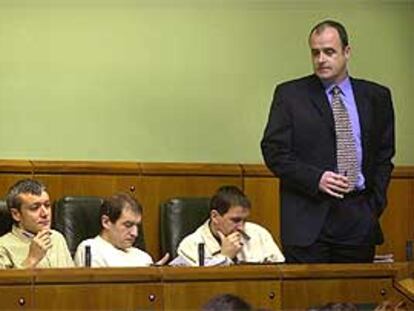 El portavoz del PNV, Joseba Egibar (a la derecha), junto a los parlamentarios de Batasuna Antton Morcillo, Josu Ternera y Arnaldo Otegi en el Parlamento vasco.