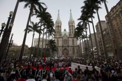 Manifestantes protestan contra el aumento de la tarifa de autobús el 18 de junio de 2013, frente la catedral da Sé en Sao Paulo (Brasil).